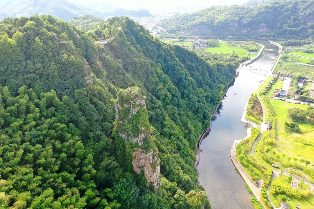 上虞网红景观鲤鱼坝和石笋山相得益彰