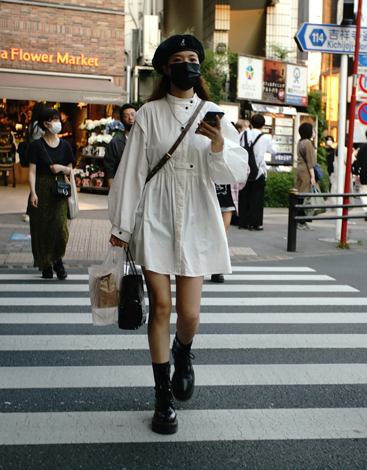 日本路人街拍好真实小个子小短腿却巧搭素色穿出了高级感