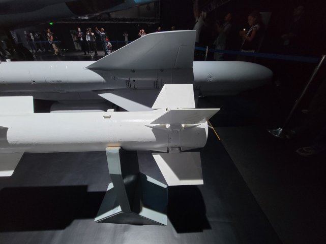 说明新型r-77m的基本性能已经优于美制aim-120d先进中距空空导弹