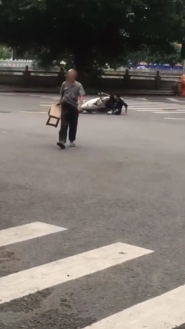 海丰一年轻男子驾驶摩托车压弯被摔