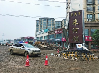 米河镇:洪水冲垮公路桥梁,村民刚从家出来,旁边楼就塌