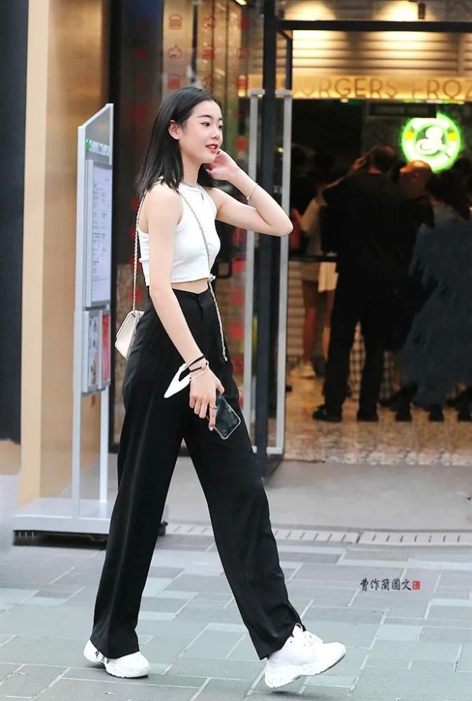 街拍:宽宽松松也拉风的阔腿裤美女