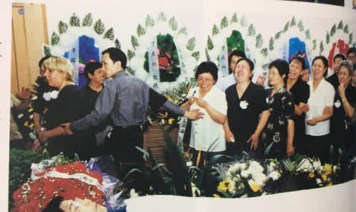 1999年那一夜,艺术家赵丽蓉选好遗照,穿好寿衣,虔诚