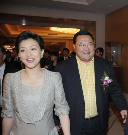 抛弃平平无奇前夫转身嫁200斤富豪吴征央视一姐杨澜只为钱