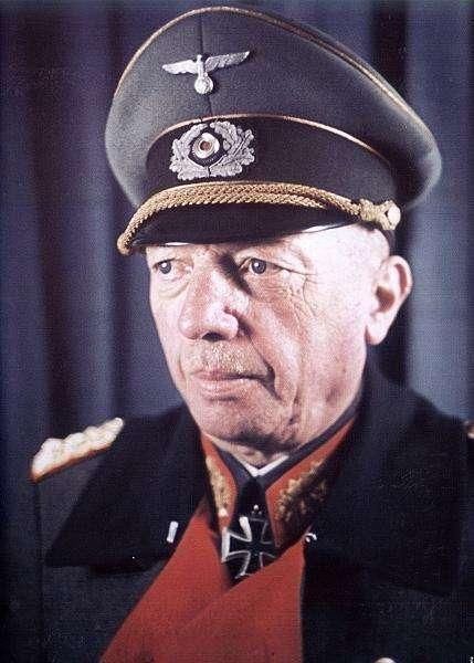 格奥尔格·冯·屈希勒尔1940年7月19日晋升元帅,1941年底接替被解