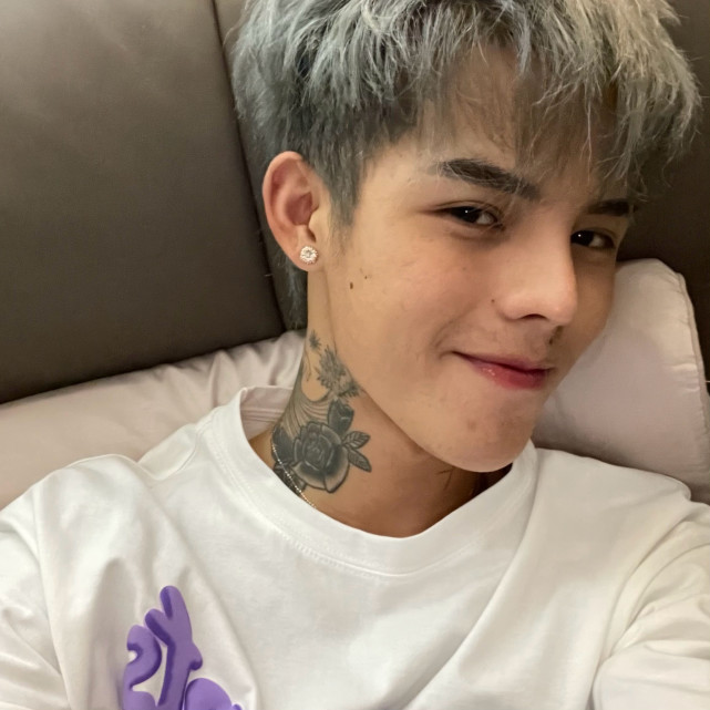 殷世航逛街被男友人牵手搂怀里小鸟依人回眸一笑很可爱被调侃像小崽子