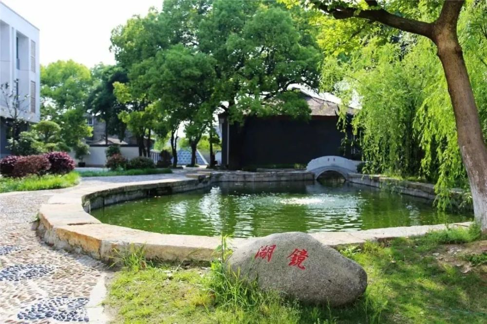 学校位于苏州古城区的北寺塔下,平江路旁,狮子林边,善耕桥畔,被桃花
