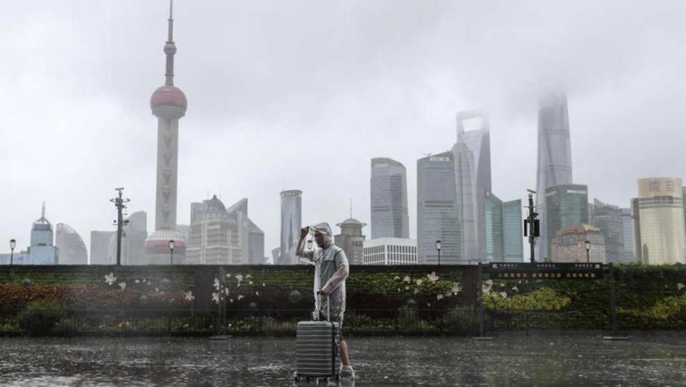 上海受台风"烟花"影响风雨交加,外滩观光平台关闭(图片来源:中国天气