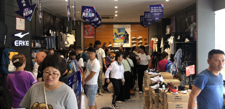 鸿星尔克刚爆火就摊上事了?但网友的态度却一边倒
