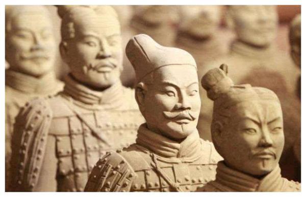 兵马俑是"真人"烧制的吗?一尊破裂的兵马俑,为咱们解开谜题