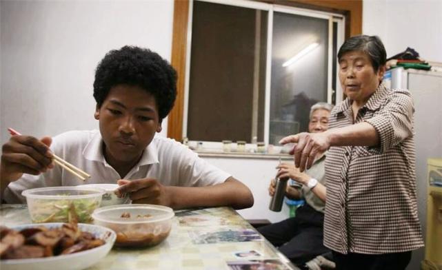 二十年前,曾被上海阿婆收养的黑人混血弃婴,如今现状