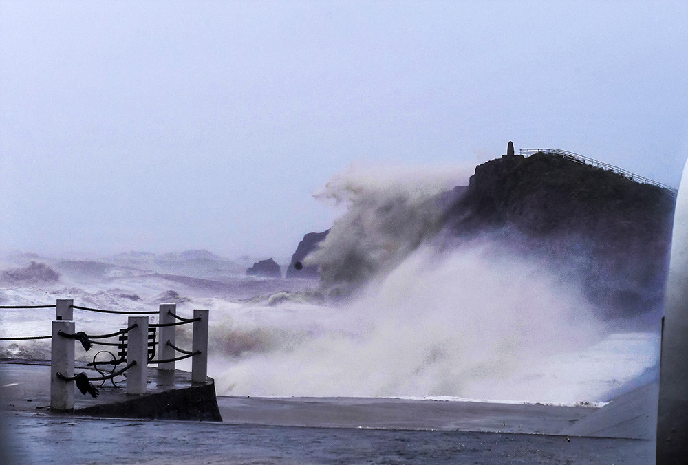 【图集】台风"烟花"登陆,华东地区遭遇风雨潮齐袭