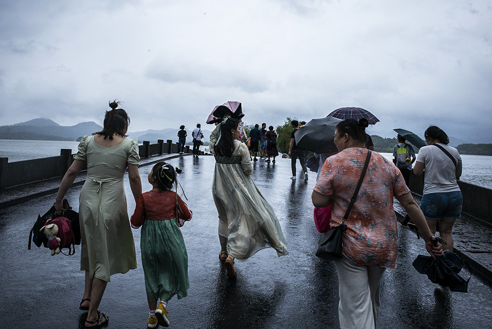 【图集】台风"烟花"登陆,华东地区遭遇风雨潮齐袭