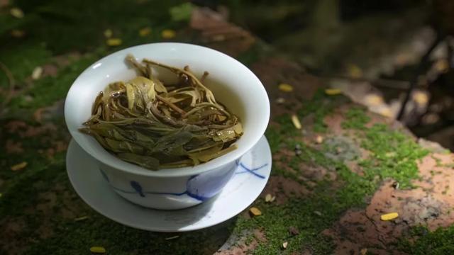 的四件事,在月下芙蓉花前祭祀静雯"愿用花蕊,冰鲭谷,沁芳泉,枫露茶