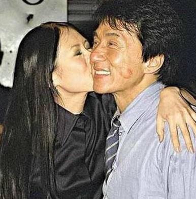 成龙抱过许多女星,却唯独不敢对她下手,如今她65岁美貌依旧