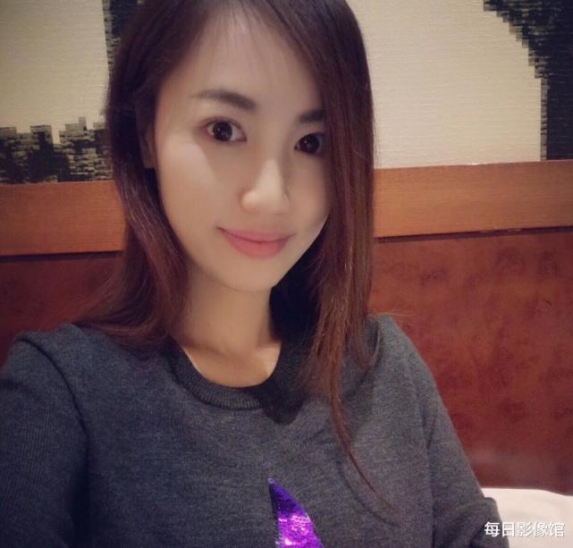 所以,在离婚5年后,她用拉低衬衫扣露出事业线,让王子珊直播带货形式