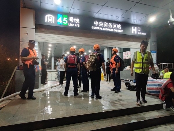 直击郑州暴雨救援|多地消防驰援地铁五号线抢修排涝,24小时不间断值守