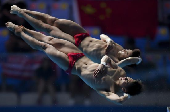 中国跳水梦之队丢金牌,曹缘陈艾森失误,英国队夺冠后喜极而泣