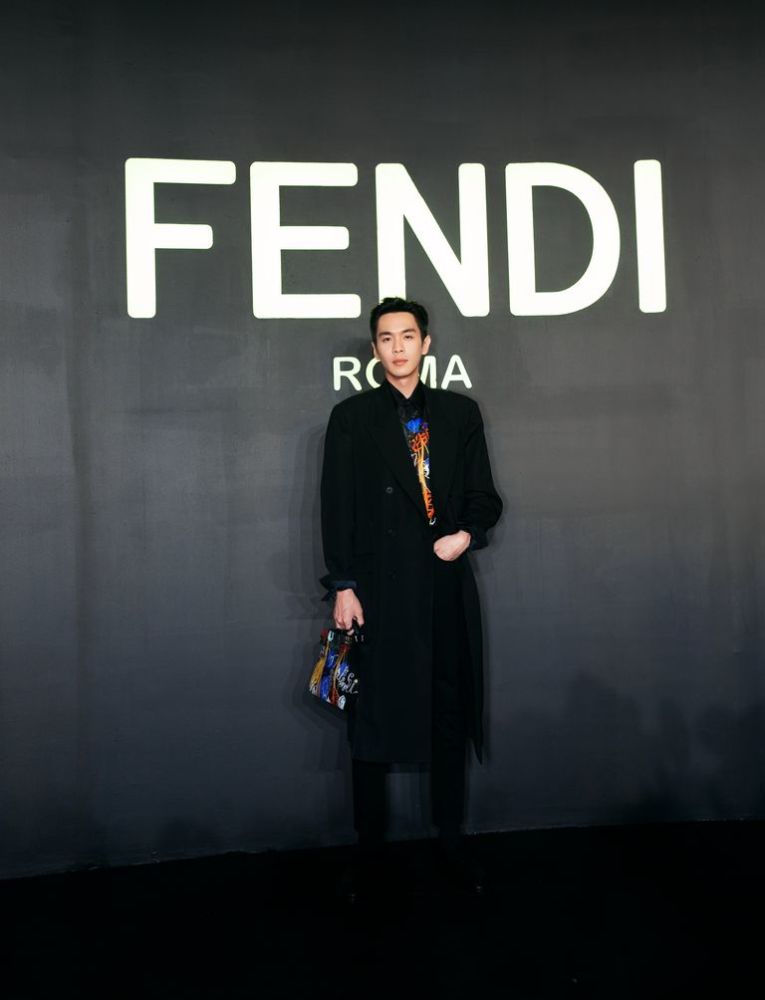 赵薇                 张若昀,fendi品牌皮具代言人,演员