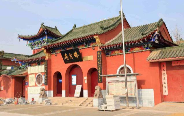 郑州的旅游景点也很多,有一处"上香免费"的寺庙,坐落在西流湖附近