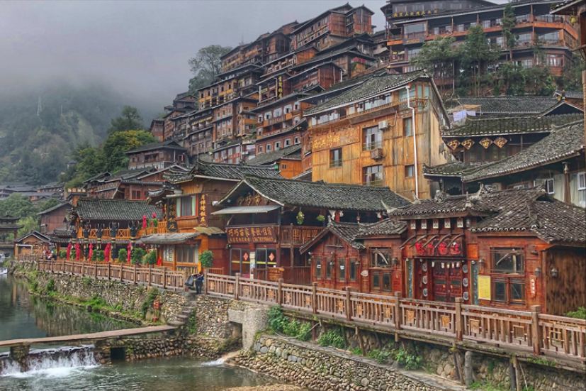贵州原生态的千户苗寨为全国最大的苗族村寨门票100夜景迷人