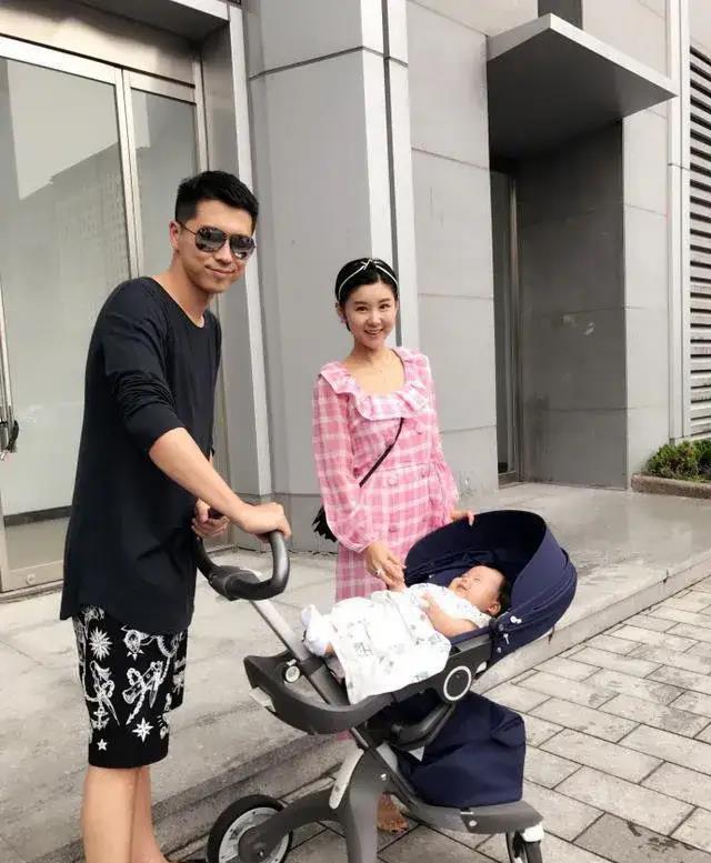 其儿子诞生后,李小萌也经常晒出一家人的照片,儿子雷蒙德脸上也一直都