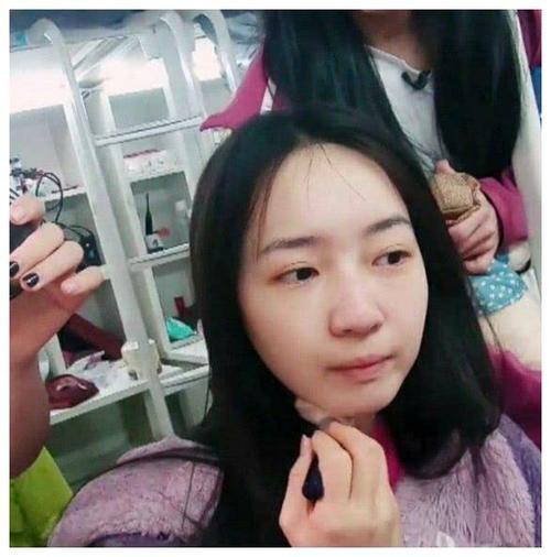 不过,小怡同学是个例外,她的素颜是真美.