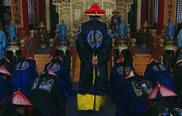 清朝大臣上朝时,为何都饿着肚子,还在嘴里含一片人参?
