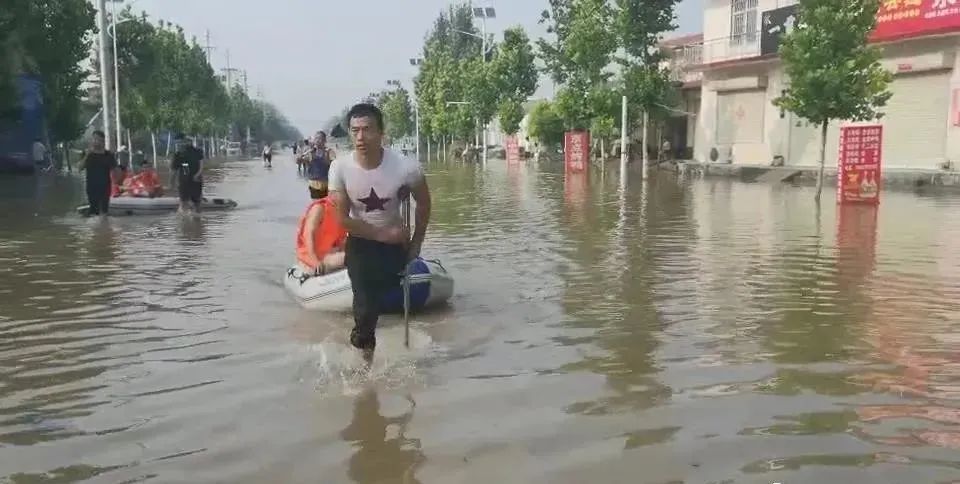 河南暴雨中,这个身影让人心生敬意!