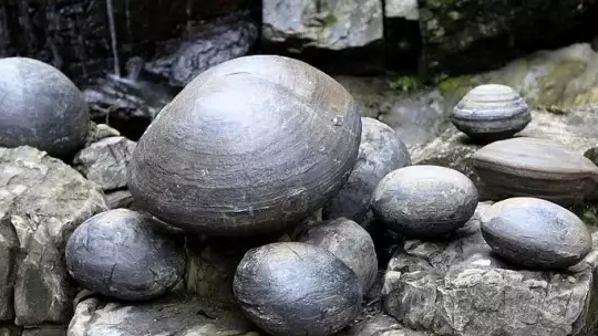 贵州有一奇特"产蛋崖",每隔30年就会下一次石蛋,这是