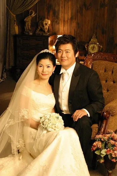 2001年,成东镒与妻子朴庆惠结婚.