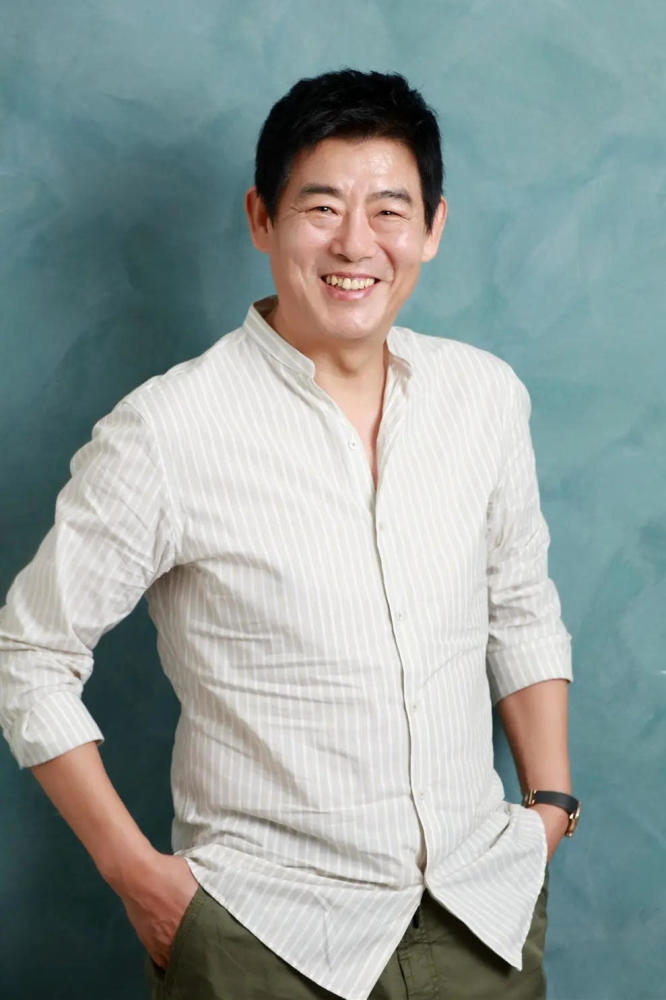 他是韩剧黄金男配角,宠妻20年零绯闻,凭借精湛演技征服观众
