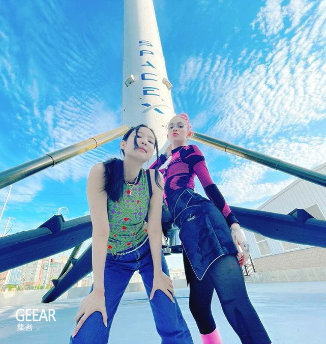 jennie与歌手grimes的合照身后竟是spacex火箭