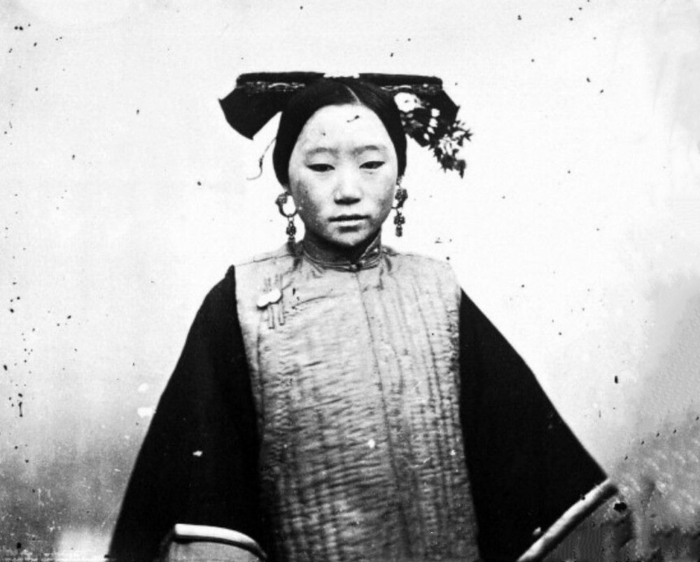 清朝时的女性,都留什么发型?清宫剧并不真实,真实造型