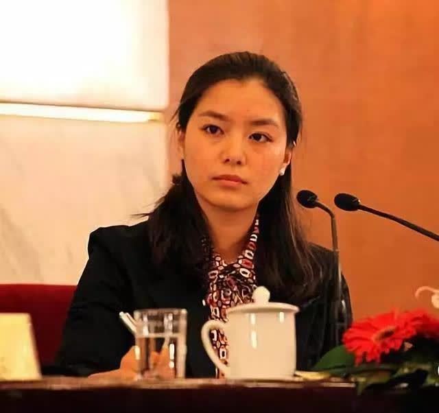 她是中国最冷艳的女翻译官,外交部的冰山美人,成长经历值得深思