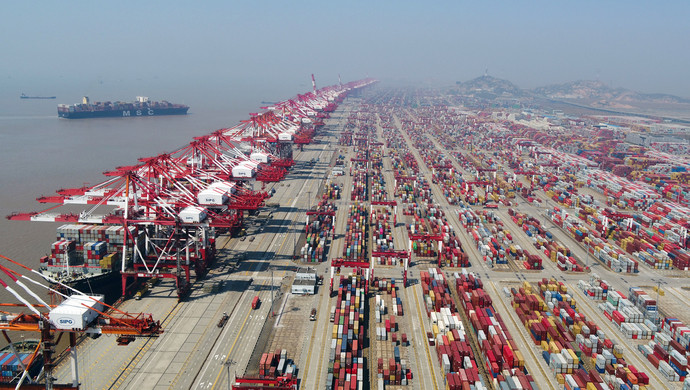 对上海的影响逐渐减弱,今天16时起,上海港恢复码头进提箱作业