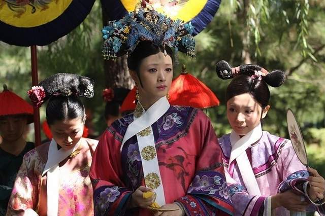 像饰演甄嬛的孙俪,饰演皇后娘娘的蔡少芬,以及饰演华贵妃的蒋欣,这几