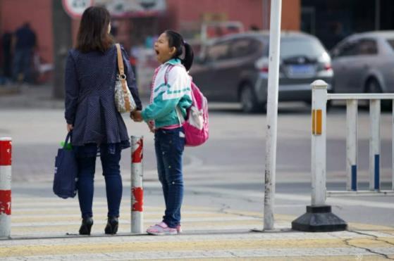 小学生用一组图画,揭露女生不能光膀子的真相,妈妈听了想打人