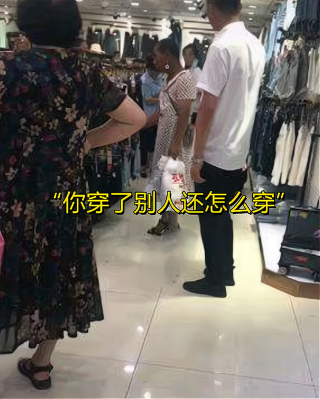 黑龙江中年男穿长裙逛街,店内试女装遭员工斥责:你换?