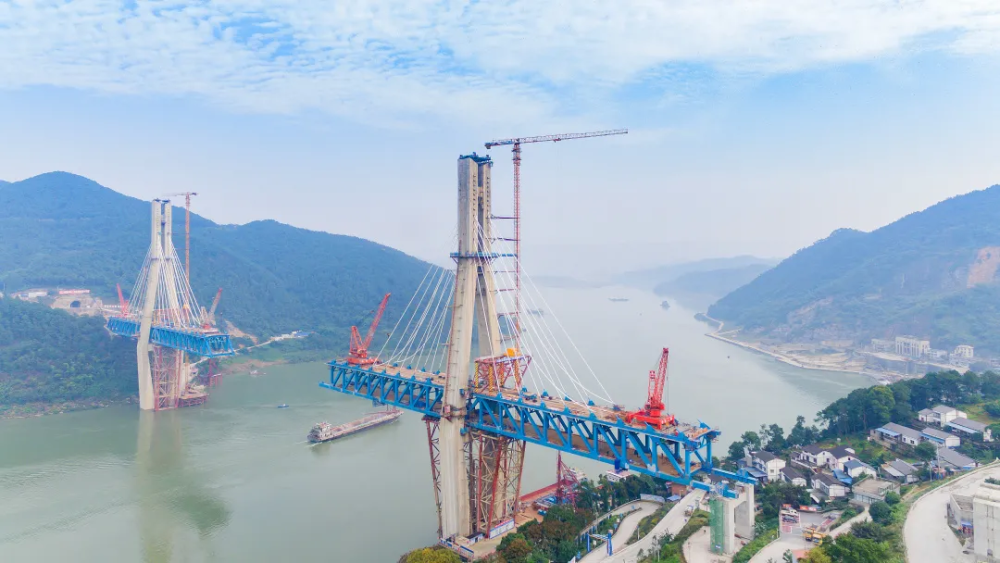 重庆东环线明月峡长江大桥顺利合龙