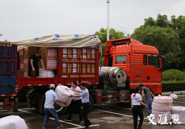 风雨同舟东台市新街镇23万元抗灾救生物资驰援河南