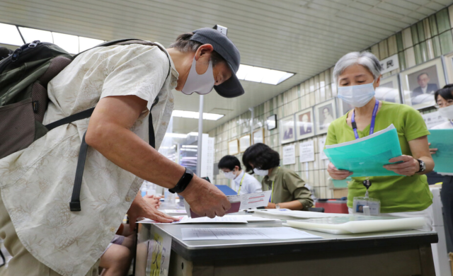 酒店内两岁娃高烧，保安拒交外卖药——一次艰难的求助经历