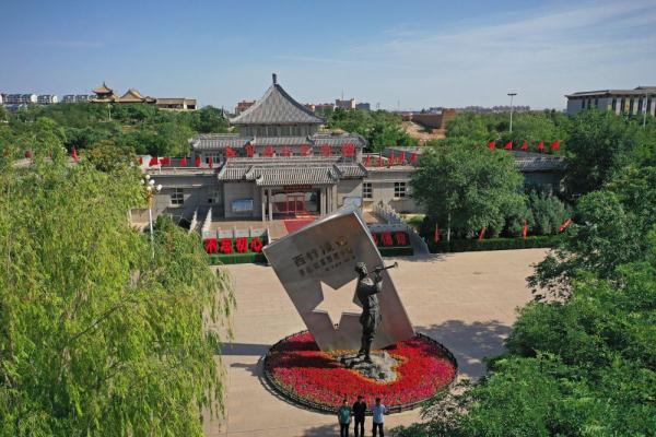 宁夏吴忠市同心县红军西征纪念馆前的"抗战之声"小号手雕塑(6月22日摄