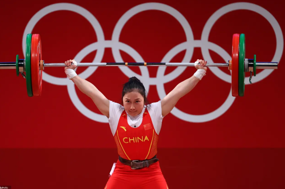 东京奥运会女子举重55公斤决赛,中国名将廖秋云获得银牌