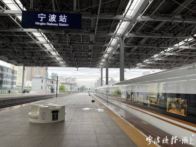 由宁波开往郑州东站的g1866次复兴号高铁动车组,成为了宁波站恢复后开