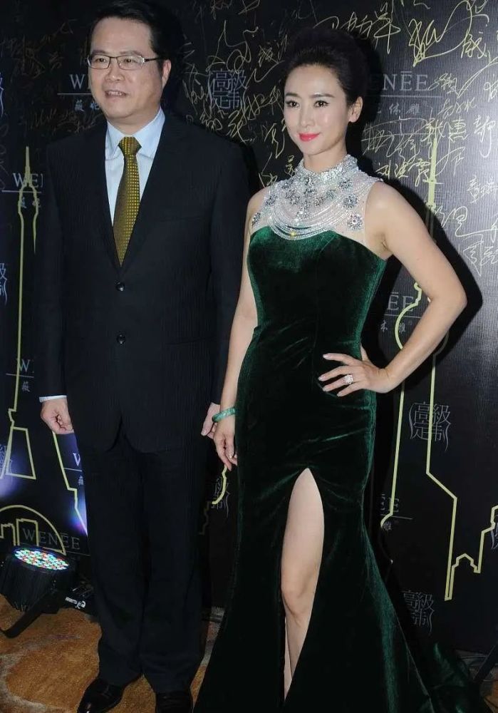 穿墨绿丝绒旗袍的翁虹,身材气质一把抓,美成"古典女神