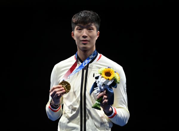 香港代表队在东京奥运赢得久违的金牌,男子击剑选手张家朗在男子花剑
