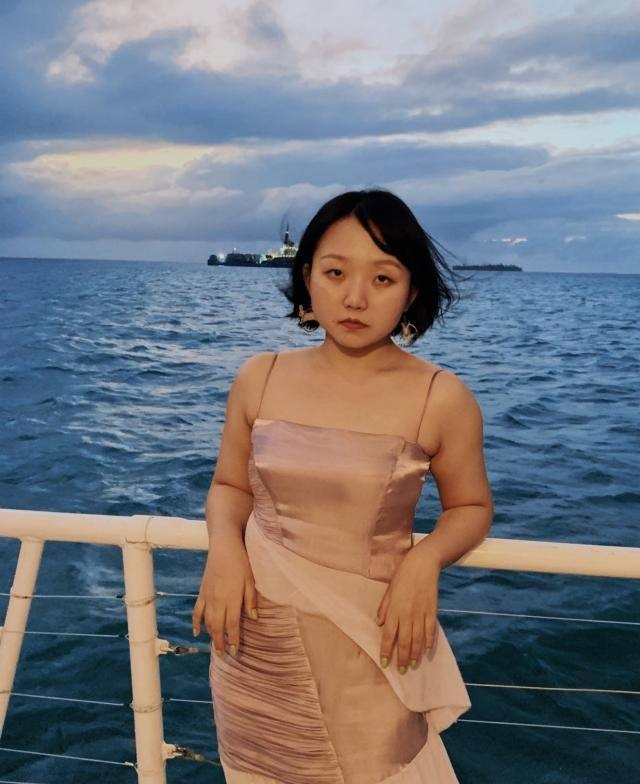 谁说胖女孩不能穿吊带,辣目洋子穿得时髦又洒脱,130斤依旧自信
