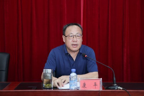 市总工会党组书记,主席康平传达了市委常委会关于振兴铁岭的会议精神