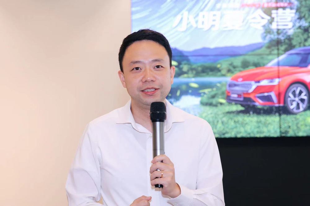 任云  